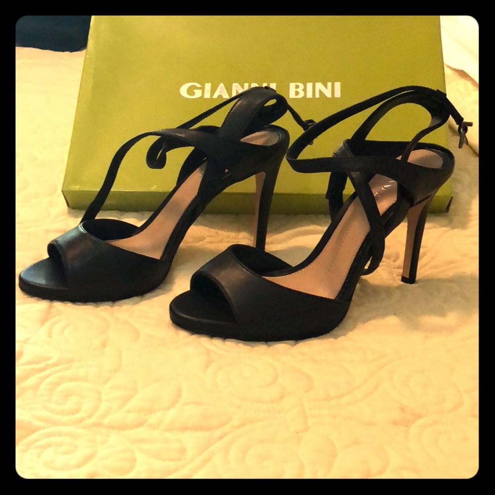 NWT Gianni Bini black leather heels